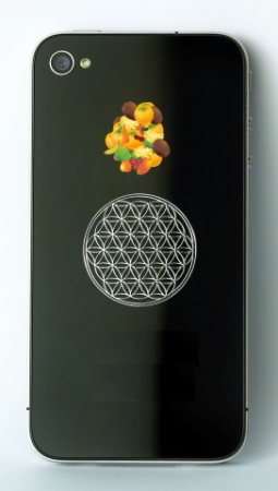 EnerChrom® 3D-Aufkleber mit der Blume des Lebens aus verchromtem Metall, Größe 3 cm Durchmesser in SILBER auf Smartphone