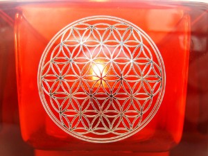 EnerChrom® 3D-Aufkleber mit der Blume des Lebens aus verchromtem Metall, Größe 3 cm Durchmesser in GOLD auf rotem Teelichthalter
